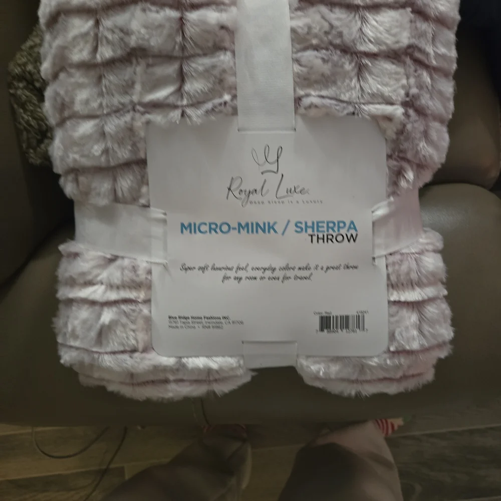 Royal Luxe Micro-Mink Sherpa Throw - Picture 2 of 2